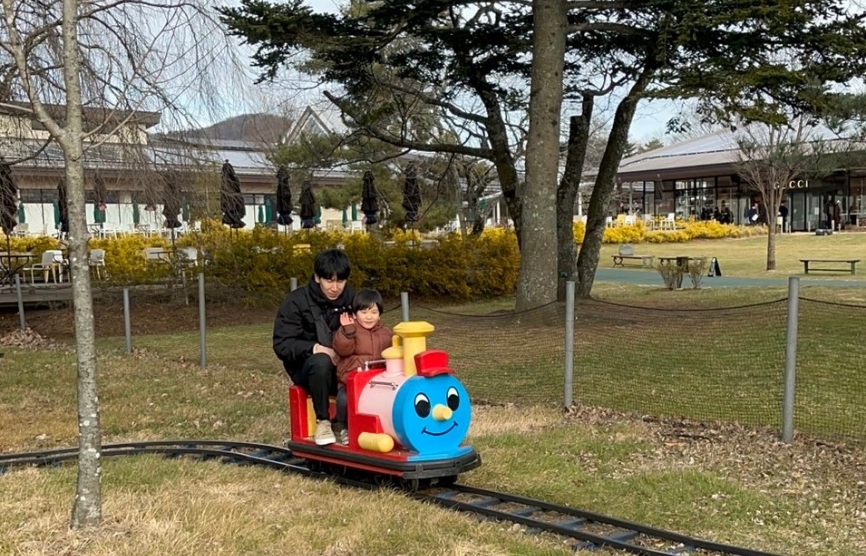 軽井沢の公園で、ミニ電車に乗って公園を1周しているときの様子